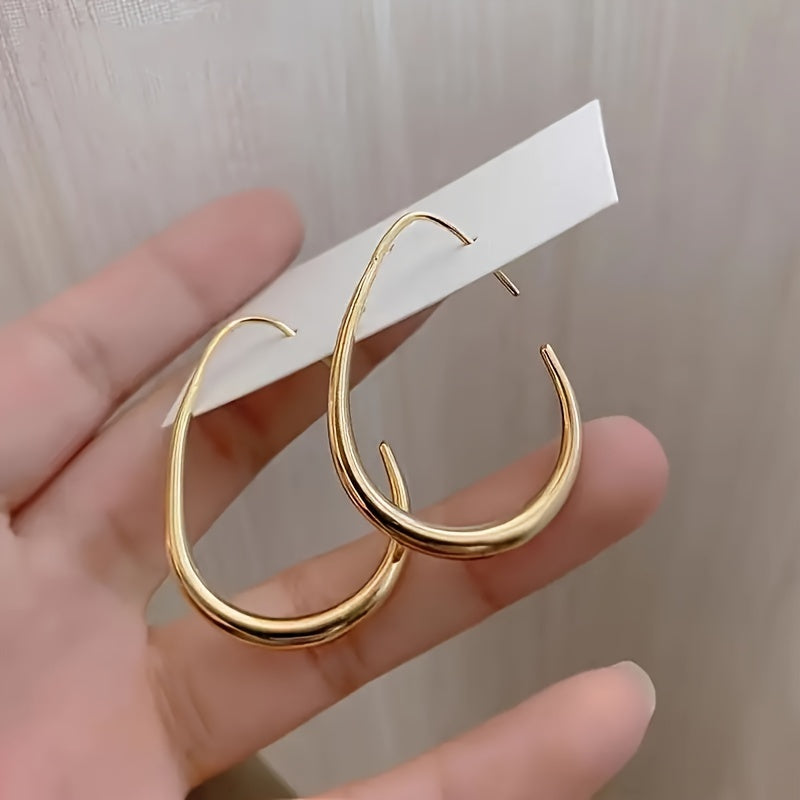 A Pair Of Minimalist Water Drop-shaped Earrings Exclusively Designed For Ladies, A Gift Of Elegance And Grace For Women.