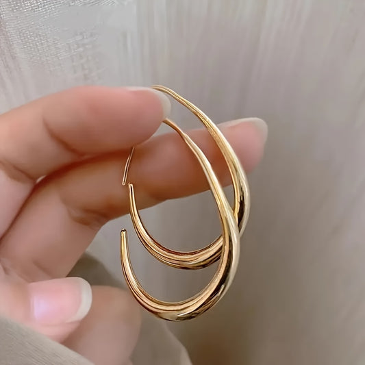 A Pair Of Minimalist Water Drop-shaped Earrings Exclusively Designed For Ladies, A Gift Of Elegance And Grace For Women.