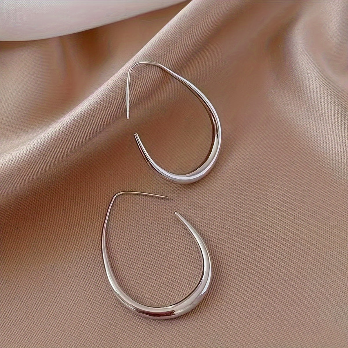 A Pair Of Minimalist Water Drop-shaped Earrings Exclusively Designed For Ladies, A Gift Of Elegance And Grace For Women.