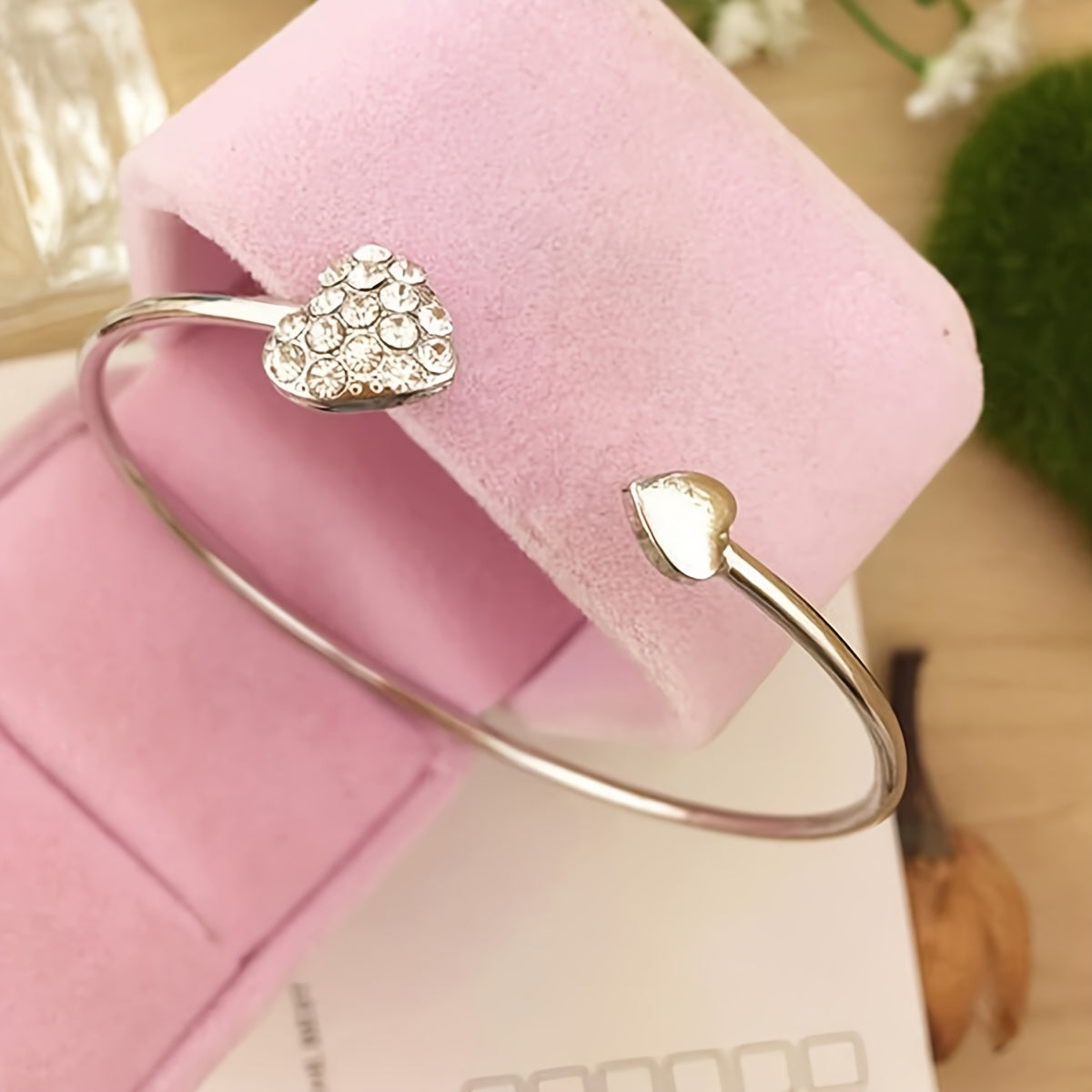 A Minimalist Style Heart-Shaped Open Bracelet for Women, Adorned with Sparkling Rhinestones, Featuring Handcrafted Jewelry Decorations (The Number of Artificial Diamonds May Vary).