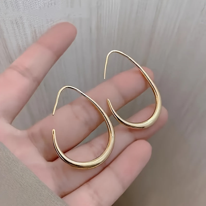 A Pair Of Minimalist Water Drop-shaped Earrings Exclusively Designed For Ladies, A Gift Of Elegance And Grace For Women.