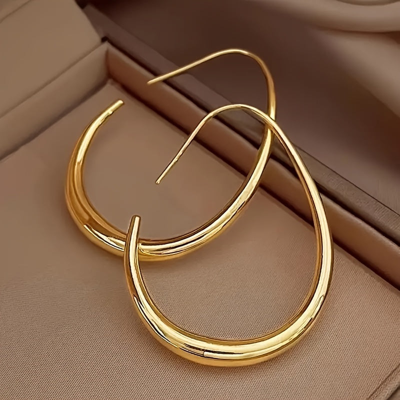A Pair Of Minimalist Water Drop-shaped Earrings Exclusively Designed For Ladies, A Gift Of Elegance And Grace For Women.