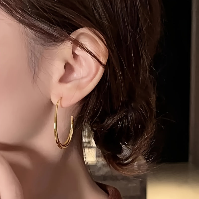 A Pair Of Minimalist Water Drop-shaped Earrings Exclusively Designed For Ladies, A Gift Of Elegance And Grace For Women.